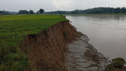 লামায় মাতামুহুরী নদীর ভাঙনে বিলীন হওয়ার পথে মেরাখোলা গ্রাম