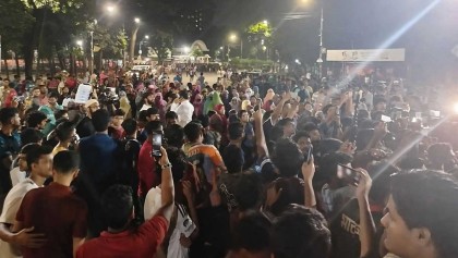 মধ্যরাতে শিক্ষার্থীদের বিক্ষোভে উত্তাল ঢাকা বিশ্ববিদ্যালয়