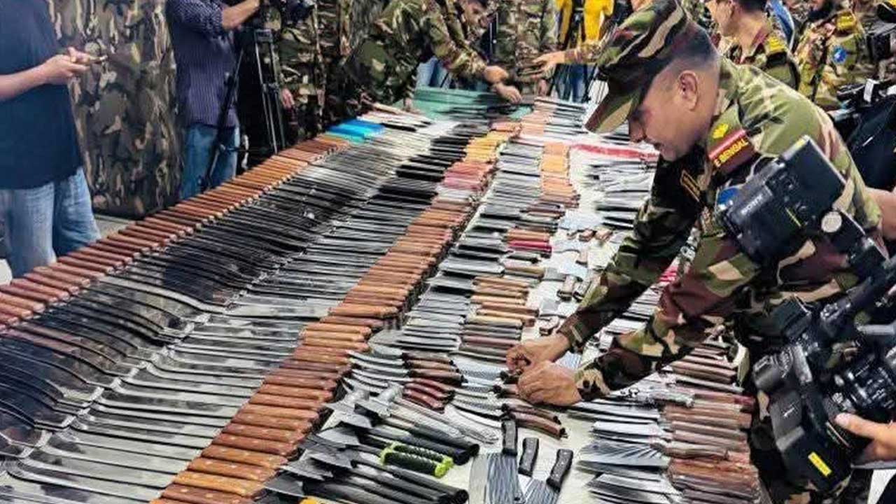 রাজধানীর নিউমার্কেট এলাকা থেকে ১১০০ ধারালো অস্ত্র উদ্ধারসহ আটক ৯