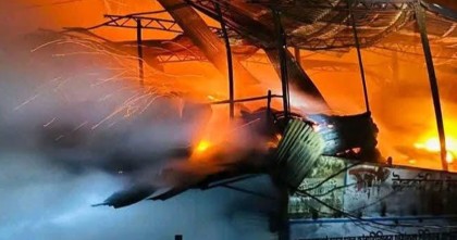 মধ্যরাতে আগুনে নোয়াখালীর সেনবাগের ১২ দোকান পুড়ে ছাই