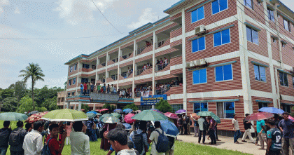 খুলনায় মৎস্য বীজ খামার দখল করে ‘শহীদ মীর মুগ্ধ হল’ঘোষণা শিক্ষার্থীদের