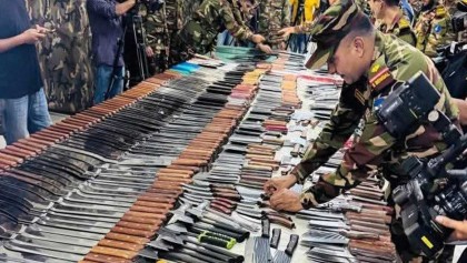 রাজধানীর নিউমার্কেট এলাকা থেকে ১১০০ ধারালো অস্ত্র উদ্ধারসহ আটক ৯