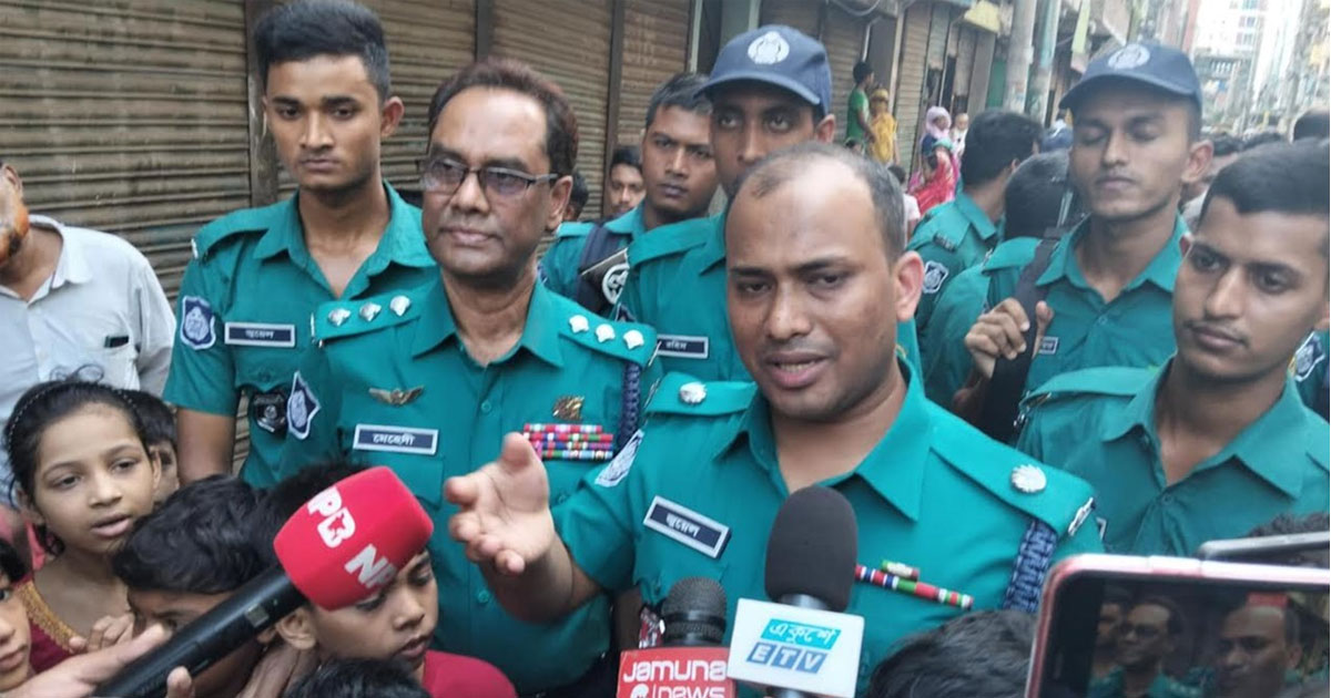 জেনেভা ক্যাম্পে অভিযান, দেশীয় অস্ত্রসহ আটক দুই