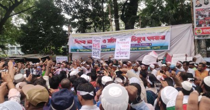 এমপিওভুক্ত শিক্ষা জাতীয়করণের দাবিতে হাজারো শিক্ষক প্রেস ক্লাবের সামনে