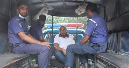 রাজবাড়ীতে ছাত্রীর সঙ্গে অনৈতিক সম্পর্কের অভিযোগে জনতার হাতে অবরুদ্ধ শিক্ষক