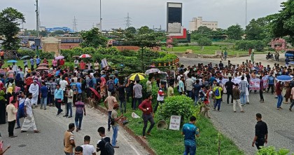 স্থায়ী ক্যাম্পাসের দাবিতে রবীন্দ্র বিশ্ববিদ্যালয়ের শিক্ষার্থীদের যমুনা সেতু অবরোধ