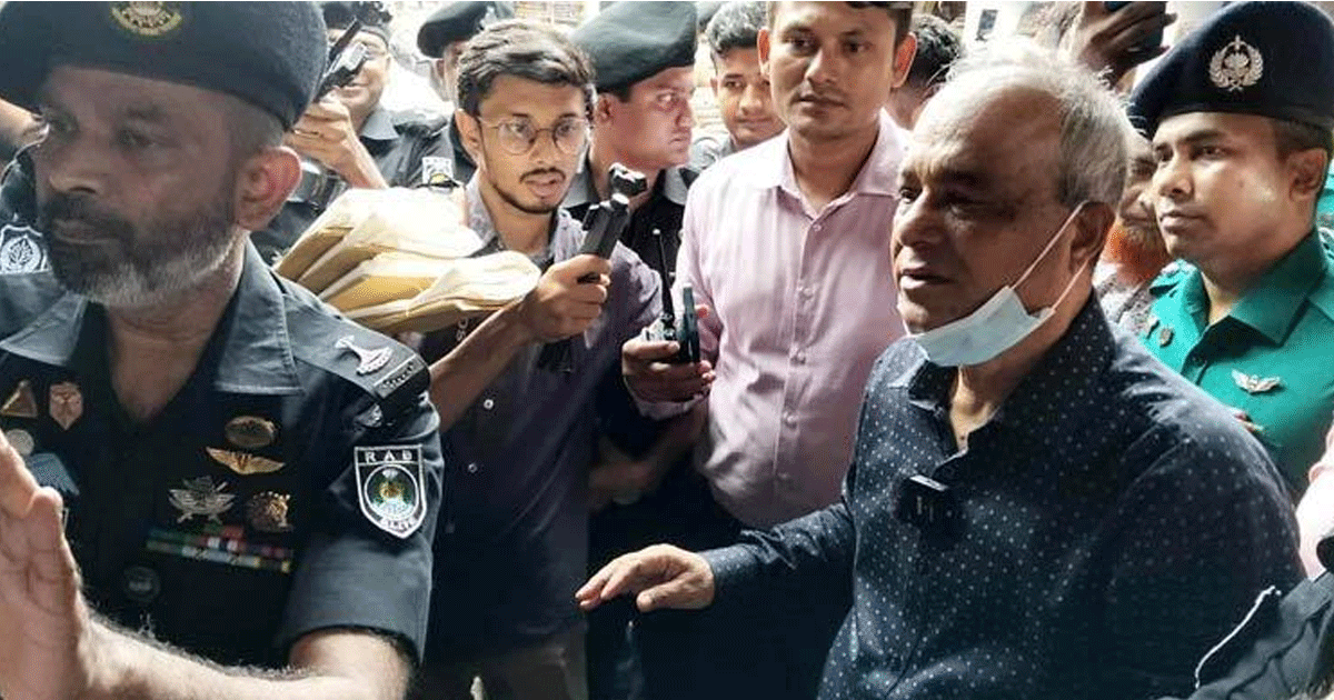 মোহাম্মদপুর কৃষিমার্কেট পরিদর্শন করলেন স্বরাষ্ট্র উপদেষ্টা