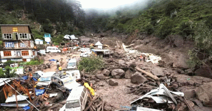 পাকিস্তানে মেঘ ভাঙা বৃষ্টি, ভূমিধসে চাপা বহু মানুষ