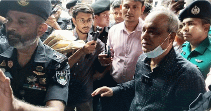 মোহাম্মদপুর কৃষিমার্কেট পরিদর্শন করলেন স্বরাষ্ট্র উপদেষ্টা