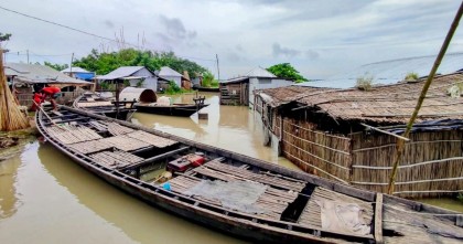 কুষ্টিয়ায় পদ্মা-গড়াইয়ের পানি কমলেও, কষ্ট বেড়েছে পানিবন্দি মানুষের
