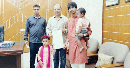 দুই সন্তানকে সঙ্গে নিয়ে ডাকসুর মনোনয়ন ফরম নিলেন ঢাবি শিক্ষার্থী