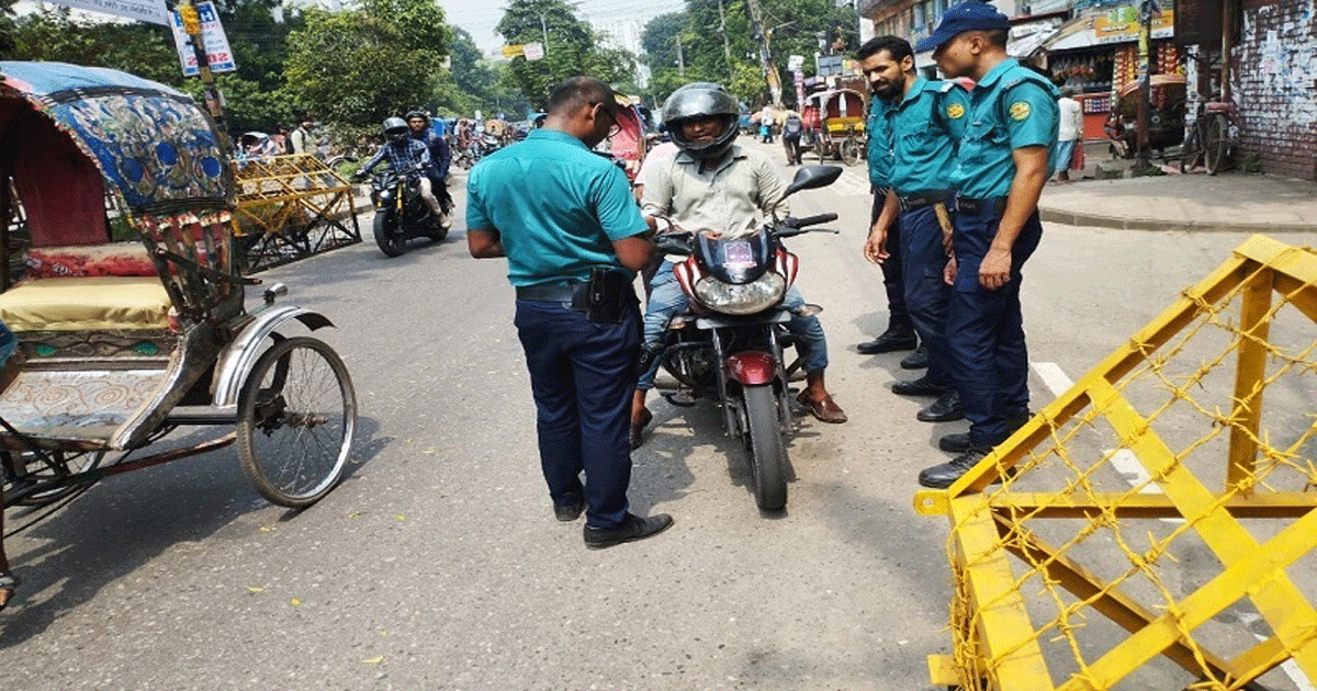 ট্রাফিক আইন লঙ্ঘনে ডিএমপির  মামলা ১৫৮০