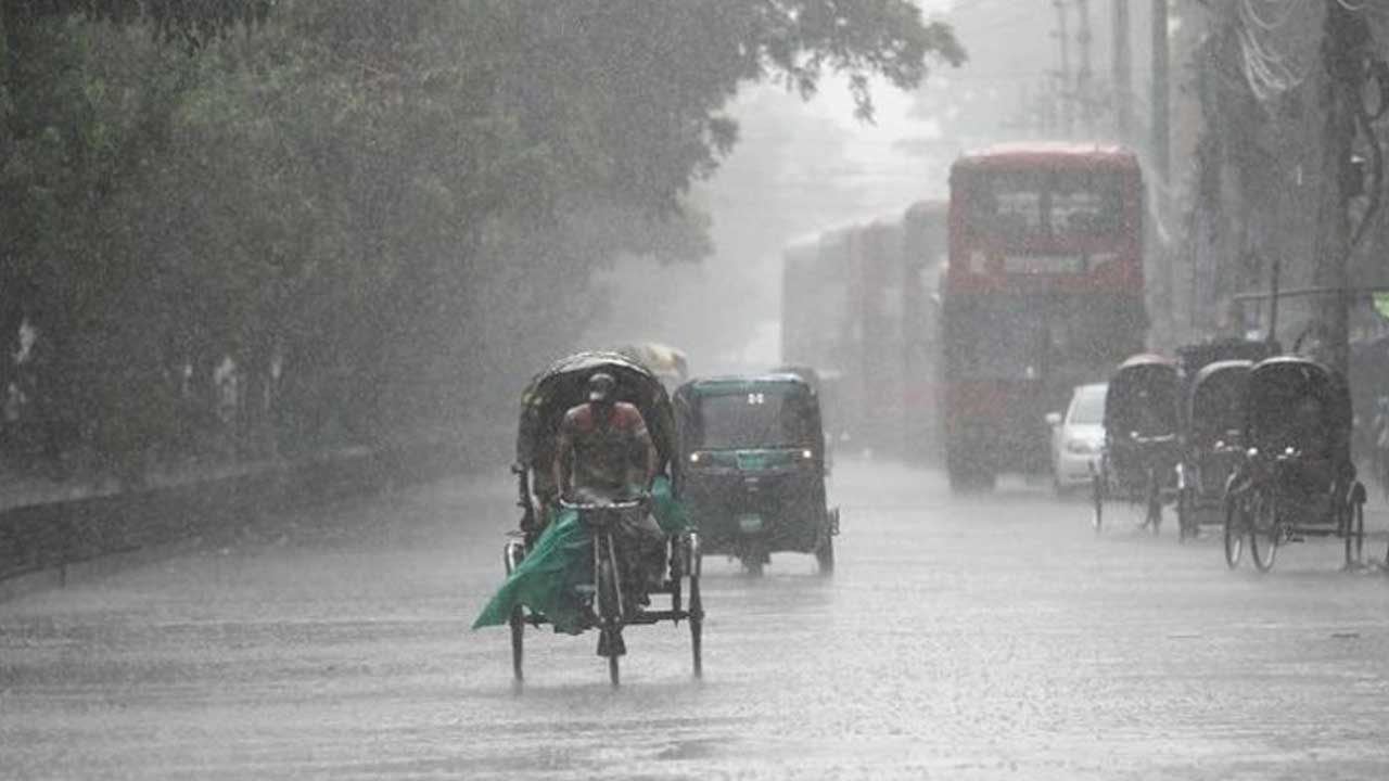 রাজধানীতে বজ্রসহ বৃষ্টির আভাস, কমবে দিনের তাপমাত্রা
