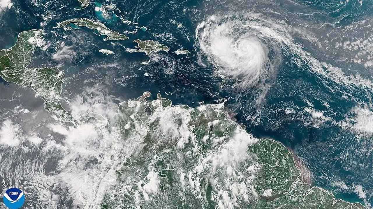 ঘণ্টায় ২৬০ কিলোমিটার বেগে ধেয়ে আসছে হ্যারিকেন অ্যারিন