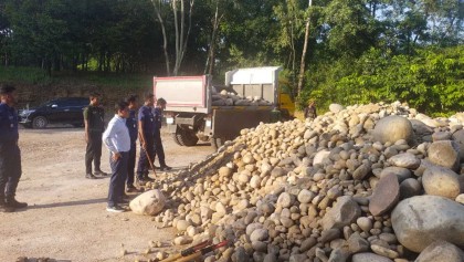 আরও ৫ হাজার ঘনফুট সাদা পাথর উদ্ধার