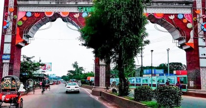 চট্টগ্রামে দাঁড়িয়ে থাকা পিকআপে কাভার্ড ভ্যানের ধাক্কায় নিহত চার