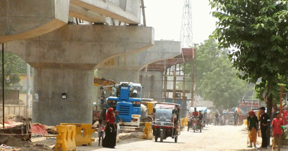 চুয়াডাঙ্গায় রেলগেট ওভারপাস দ্রুত নির্মাণসহ তিন দফা দাবিতে মানববন্ধন করেছে এলাকাবাসীসহ শিক্ষার্থীরা