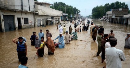 পাকিস্তানে বন্যায় মৃতের সংখ্যা বেড়ে প্রায় ৭০০