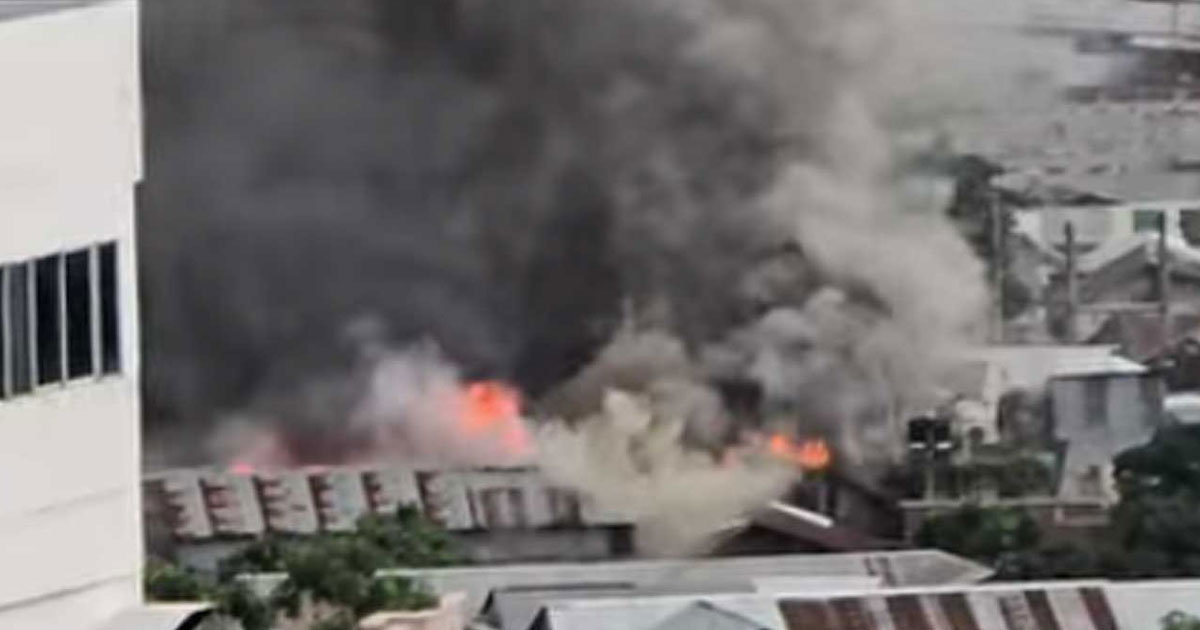 মহাখালীর বস্তিতে আগুন; ফায়ার সার্ভিসের ৫ ইউনিটের চেষ্টায় নিয়ন্ত্রণে