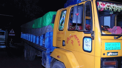 ঠাকুরগাঁওয়ে রাতের আঁধারে ৩০০ বস্তা সারসহ ট্রাক আটক