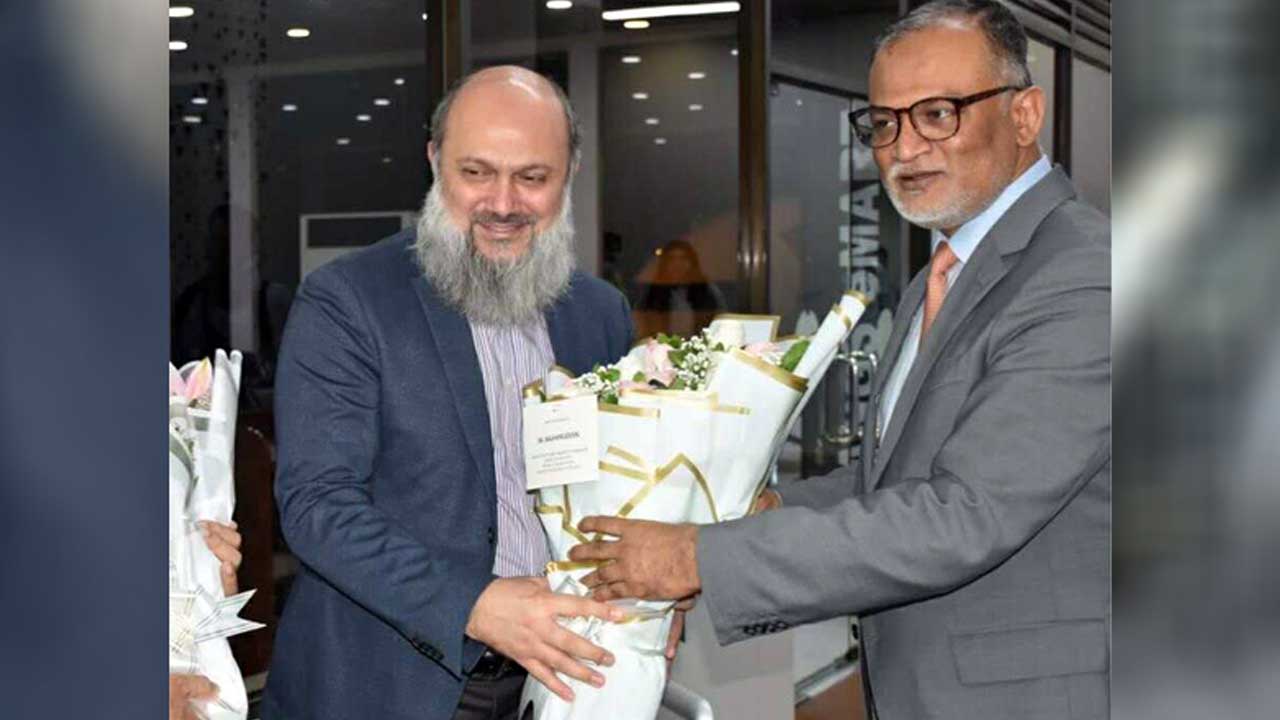 চার দিনের সফরে ঢাকায় পৌঁছেছেন পাকিস্তানের বাণিজ্যমন্ত্রী