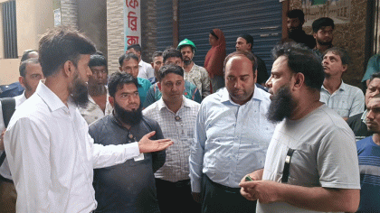 ভ্রাম্যমাণ আদালতের অভিযানে সিদ্ধিরগঞ্জে নকশাবহির্ভূত ভবন ভাঙচুর