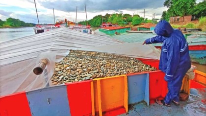লুটের পাথর নৌপথে সরিয়ে নিচ্ছেন ব্যবসায়ীরা