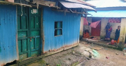 সুদের টাকা না পেয়ে রিকশাচালকের ঘরে তালা