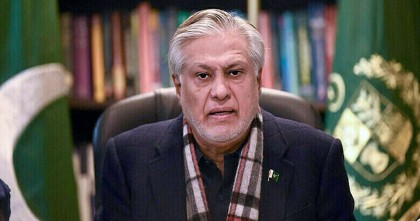 তিন দিনের সফরে ঢাকা পৌঁছেছেন পাকিস্তানের উপ-প্রধানমন্ত্রী