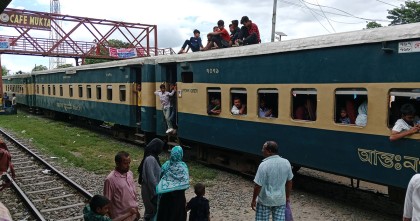 অল্পের জন্য রক্ষা পেল দুটি ট্রেনের মুখোমুখি সংঘর্ষ