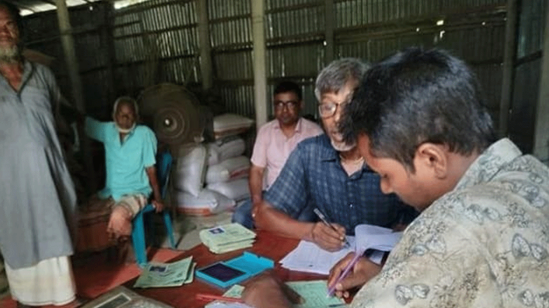 নির্দেশনা অমান্য, ডিলারের বাড়িতে চাল বিতরণ: দুর্ভোগে কার্ডধারীরা