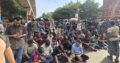 শাহবাগ মোড় অবরোধ করে বুয়েট শিক্ষার্থীদের আন্দোলন