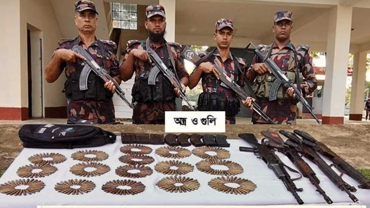 টেকনাফে অবৈধ অস্ত্র ও গোলাবারুদ উদ্ধার করেছে বিজিবি