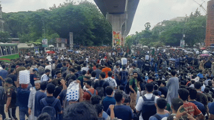 দ্বিতীয় দিনের মতো শাহবাগ অবরোধ প্রকৌশল শিক্ষার্থীদের, তীব্র যানজট
