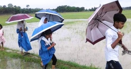 সড়কের অভাবে কাদা পানি মাড়িয়ে স্কুলে যায় শিক্ষাার্থীরা