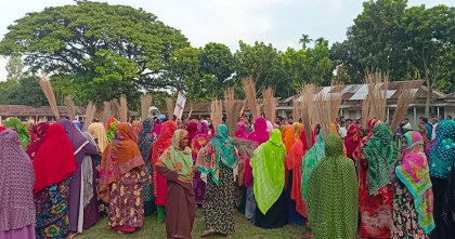 সুন্দরগঞ্জে বিএনপির সদস্য নবায়ন-সংগ্রহ ও ওয়ার্ড কমিটি গঠনে অনিয়ম; বিক্ষুব্ধ নেতাকর্মীদের ঝাড়ু মিছিল