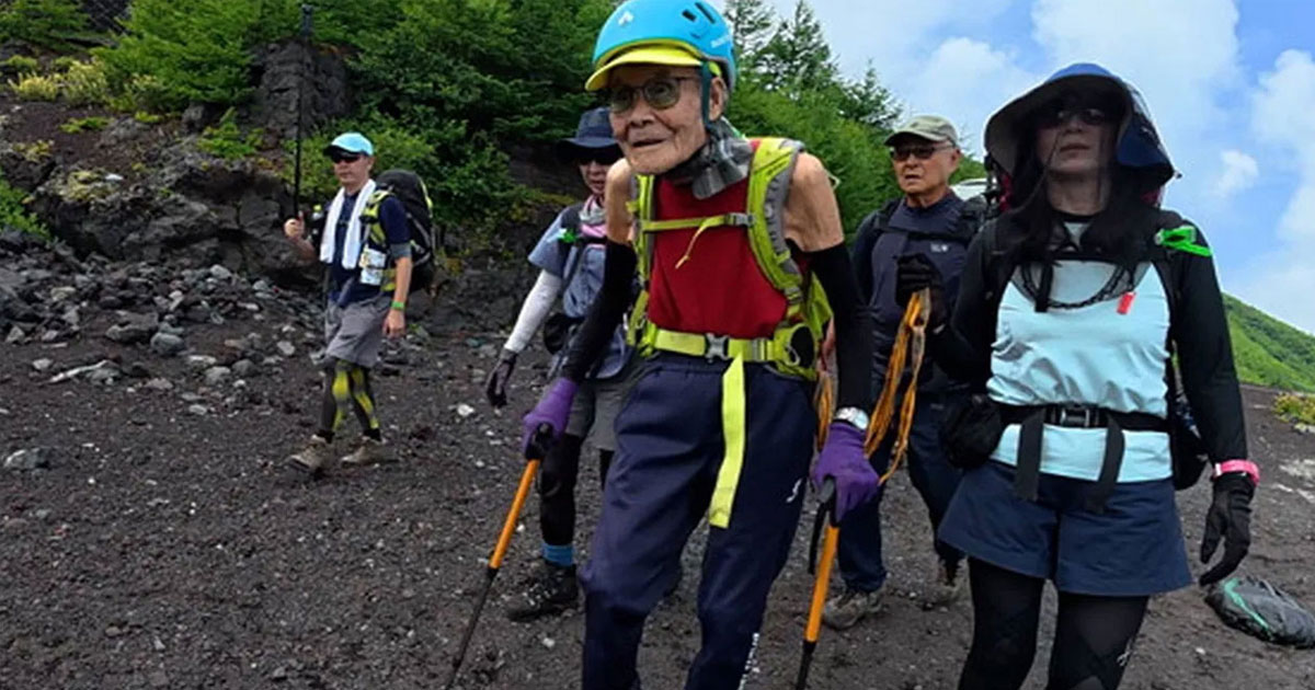 মাউন্ট ফুজির চূড়ায় ১০২ বছরের জাপানি কোকিচি আকুজাওয়া