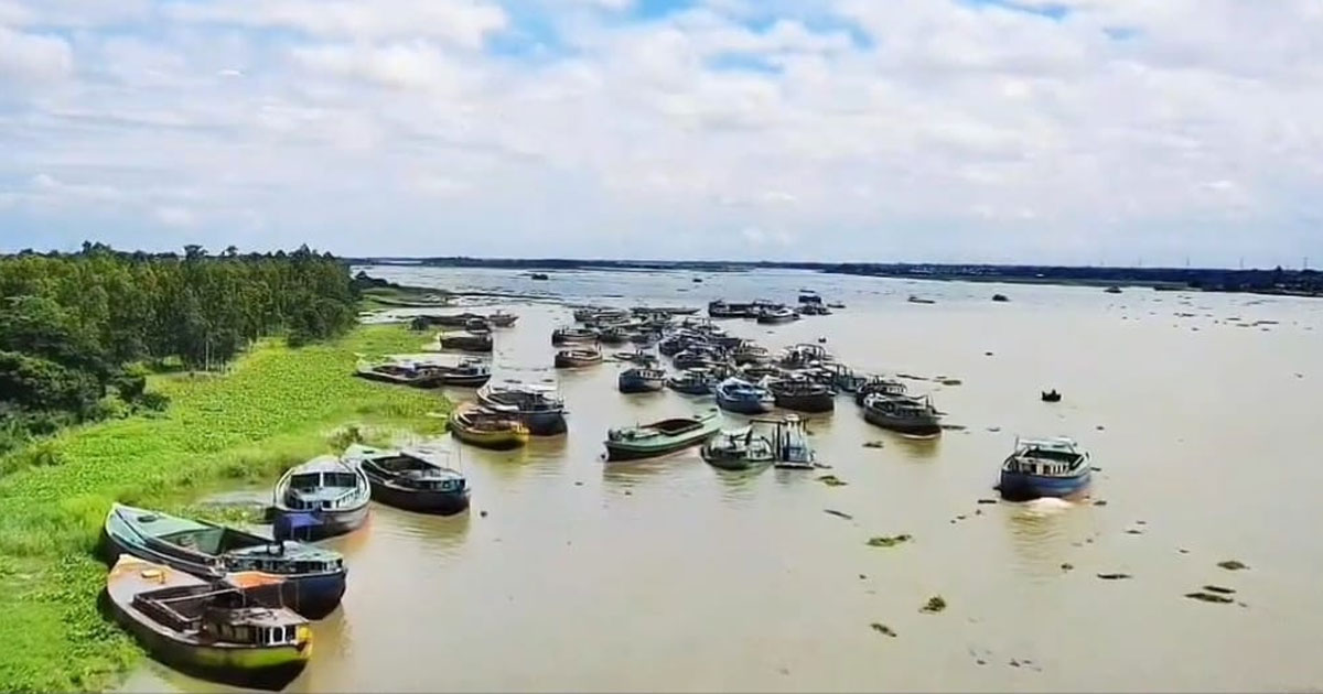 নরসিংদীর রায়পুরার মেঘনায় চলছে বালু লুট