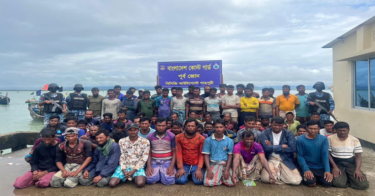 ১৯ ফিশিং ট্রলারসহ ১২২ জেলেকে আটক কোস্টগার্ড