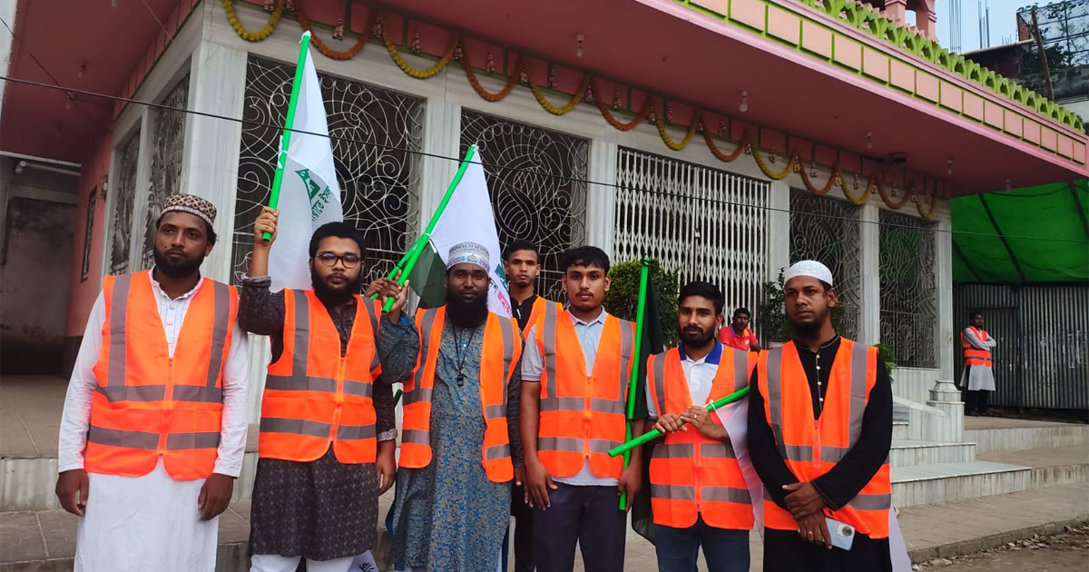 ধামরাইয়ে জামায়াতের জনসভা; পাশে মন্দির পাহারায় জামায়াতের কর্মীরা