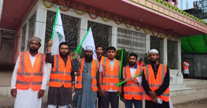 ধামরাইয়ে জামায়াতের জনসভা; পাশে মন্দির পাহারায় জামায়াতের কর্মীরা