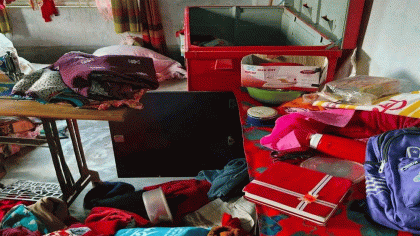 নওগাঁয় বিএনপি নেতার বাড়িতে পরিবারের সবাইকে বেঁধে ডাকাতি