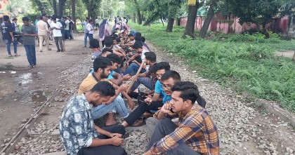 ৬ দাবিতে বাকৃবি শিক্ষার্থীদের রেলপথ অবরোধ