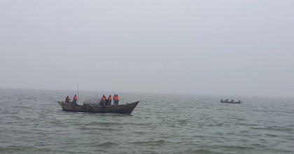 সাগরে মাছ ধরতে গিয়ে ভোলার চরফ্যাশনে ট্রলার ডুবি; ৭ জেলে উদ্ধার, নিখোঁজ এক