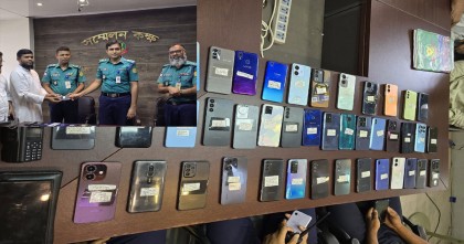 হারিয়ে যাওয়া ৫০টি মোবাইল ফোন উদ্ধার; মালিকদের বুঝিয়ে দিলো পল্টন থানা পুলিশ