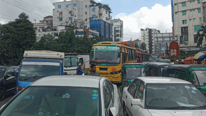 কুড়িলে ইউরোজোন ফ্যাশনস শ্রমিকদের সড়ক অবরোধ, বন্ধ যান চলাচল