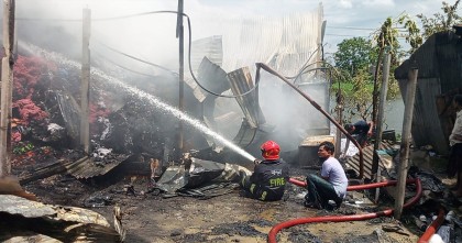 নারায়ণগঞ্জে তুলার গোডাউনে আগুন