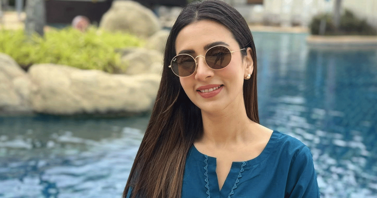 সাগরপাড়ে মিষ্টি হাসিতে নজর কাড়লেন মিম