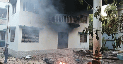 রাজবাড়ীর সেই ‘নুরাল পাগলা’র লাশ তুলে আগুন, দরবারে হামলা-ভাঙচুর