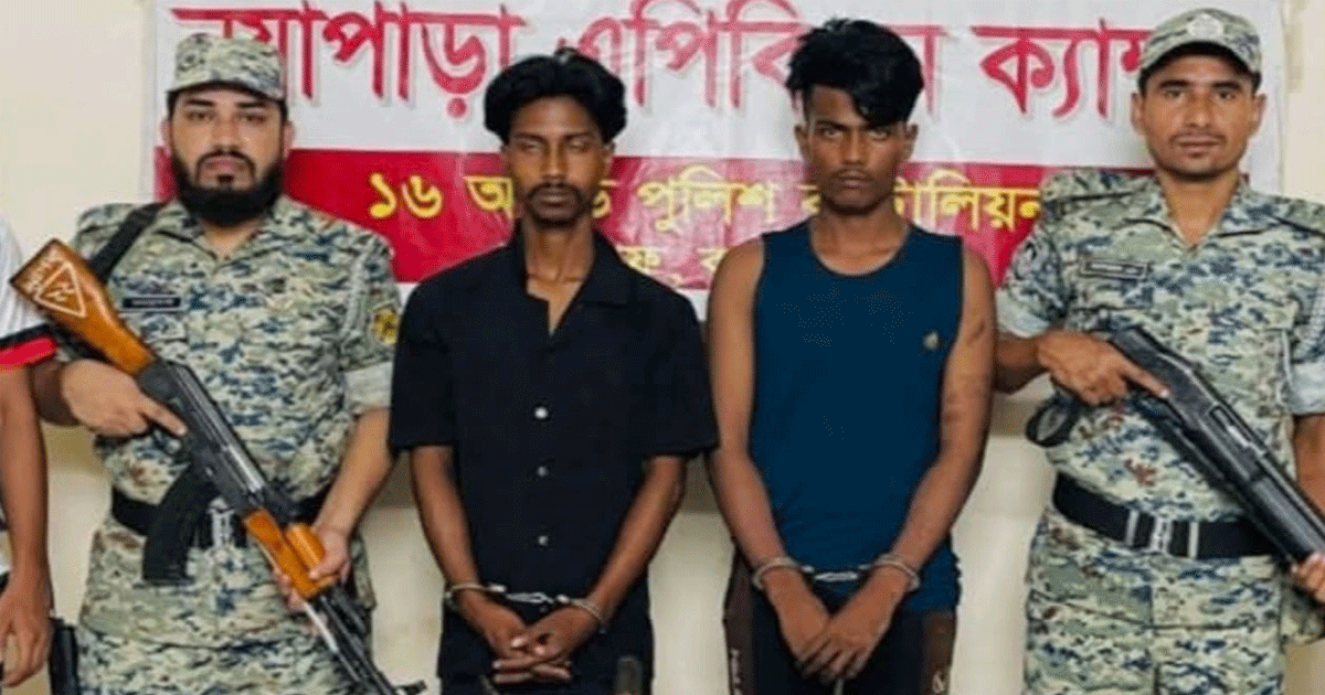 টেকনাফে অস্ত্রসহ দুই রোহিঙ্গা ডাকাত আটক